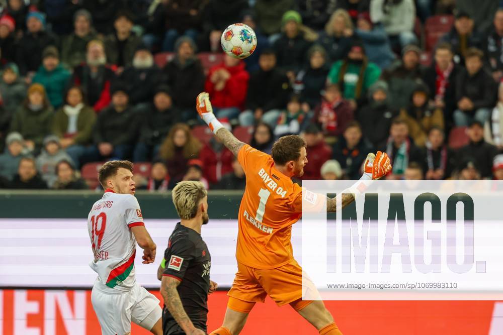 Im Zweikampf, Aktion, mit Robin Fellhauer 19 (FC Augsburg), Robert Andrich 8 (Bayer 04 Leverkusen), Mark Flekken 1 (Bayer 04 Leverkusen), FC Augsburg vs. Bayer 04 Leverkusen, Fussball, 1. Bundesliga, 13. Spieltag, 06.12.2025 DFB regulations prohibit any use of photographs as image sequences and or quasi-video Augsburg Bayern Deutschland