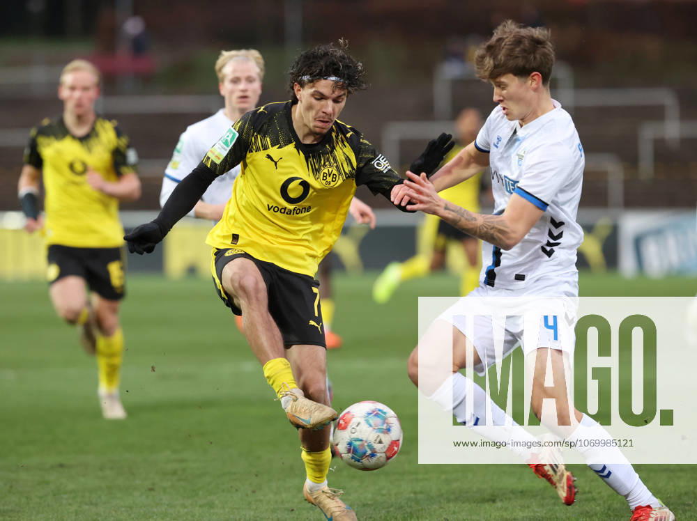 Samstag 06.12.2025, Saison 2025 26, Regionalliga West, 18. Spieltag im Stadion Rote Erde Dortmund, BVB Borussia Dortmund II - SC Paderborn U23, Babis Charalampos Drakas (BVB II) gegen Kevin Krumme (SCP), v.l.