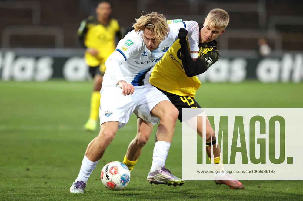 Samstag 06.12.2025, Saison 2025 26, Regionalliga West, 18. Spieltag im Stadion Rote Erde Dortmund, BVB Borussia Dortmund II - SC Paderborn U23, Travis de Jong (SCP) gegen Danylo Krevsun (BVB II), v.l.
