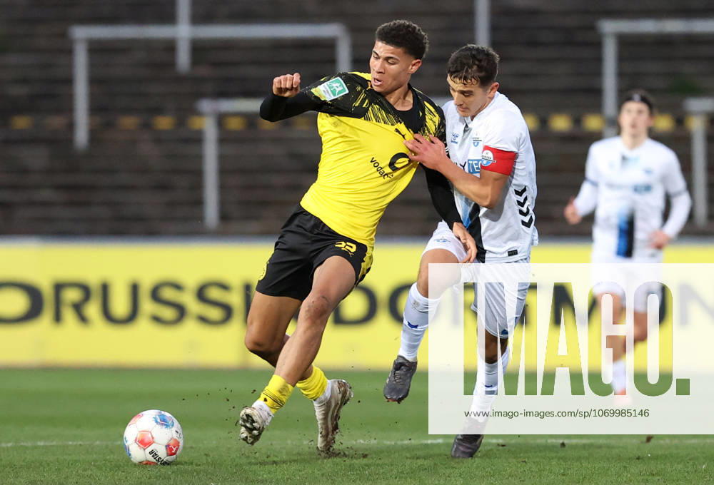 Samstag 06.12.2025, Saison 2025 26, Regionalliga West, 18. Spieltag im Stadion Rote Erde Dortmund, BVB Borussia Dortmund II - SC Paderborn U23, Jordi Leander Paulina (BVB II) gegen Kerem Yalcin (SCP), v.l.