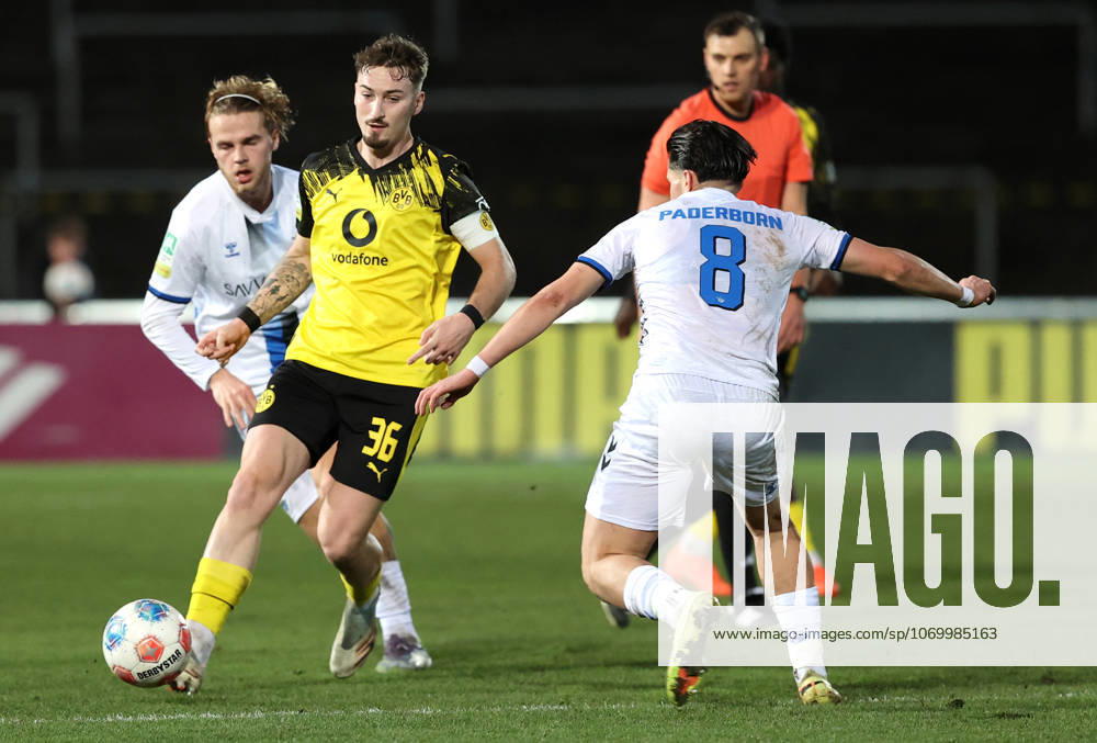 Samstag 06.12.2025, Saison 2025 26, Regionalliga West, 18. Spieltag im Stadion Rote Erde Dortmund, BVB Borussia Dortmund II - SC Paderborn U23, Tony Reitz (BVB II) gegen Julius Bugenhagen (SCP), v.l.