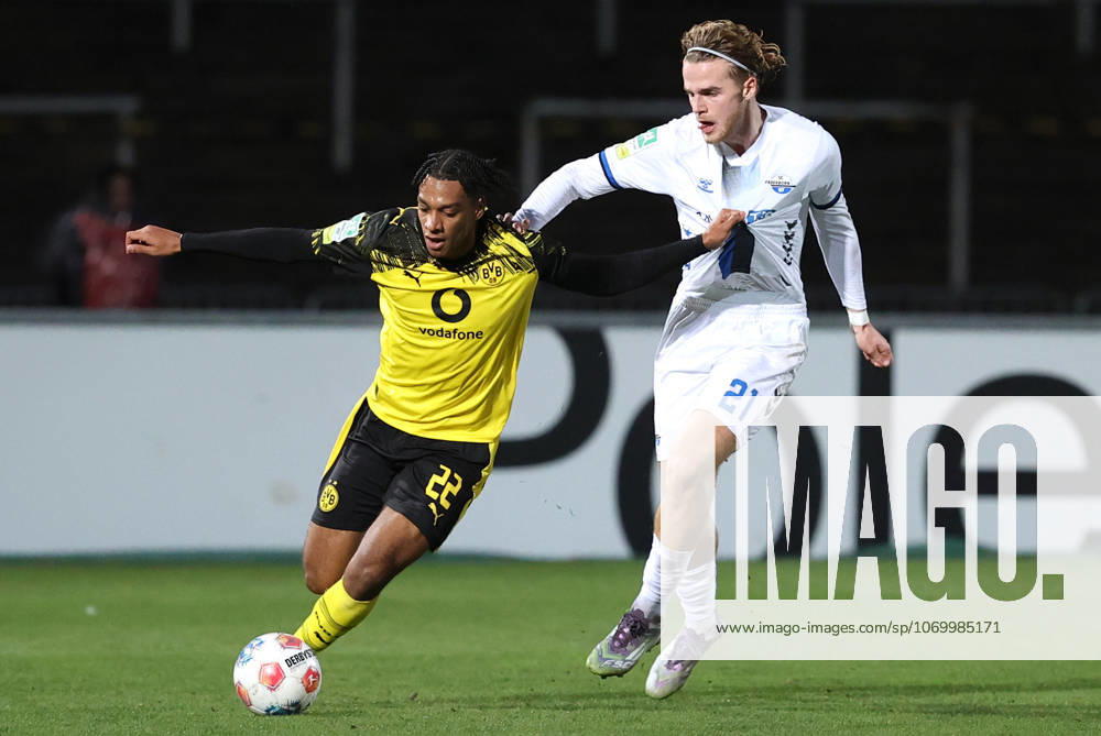 Samstag 06.12.2025, Saison 2025 26, Regionalliga West, 18. Spieltag im Stadion Rote Erde Dortmund, BVB Borussia Dortmund II - SC Paderborn U23, Filippo Calixte Mane (BVB II) gegen Travis de Jong (SCP), v.l.