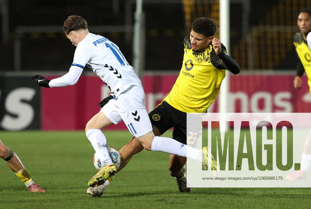 Samstag 06.12.2025, Saison 2025 26, Regionalliga West, 18. Spieltag im Stadion Rote Erde Dortmund, BVB Borussia Dortmund II - SC Paderborn U23, Georg Ermolaev (SCP) gegen Jordi Leander Paulina (BVB II), v.l.