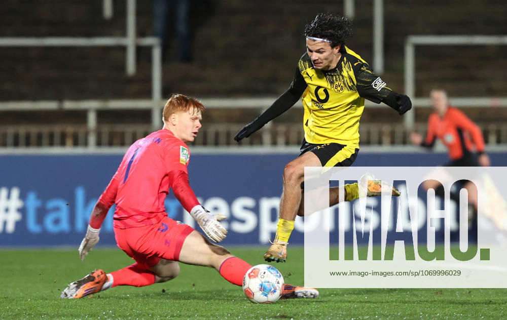 Samstag 06.12.2025, Saison 2025 26, Regionalliga West, 18. Spieltag im Stadion Rote Erde Dortmund, BVB Borussia Dortmund II - SC Paderborn U23, Szene zum 1:0: Florian Pruhs (Torwart, SCP) gegen Babis Charalampos Drakas (BVB II), v.l.