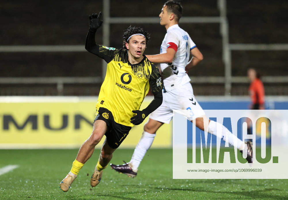 Samstag 06.12.2025, Saison 2025 26, Regionalliga West, 18. Spieltag im Stadion Rote Erde Dortmund, BVB Borussia Dortmund II - SC Paderborn U23, Dortmunder Torjubel zum 1:0: Babis Charalampos Drakas (BVB II)