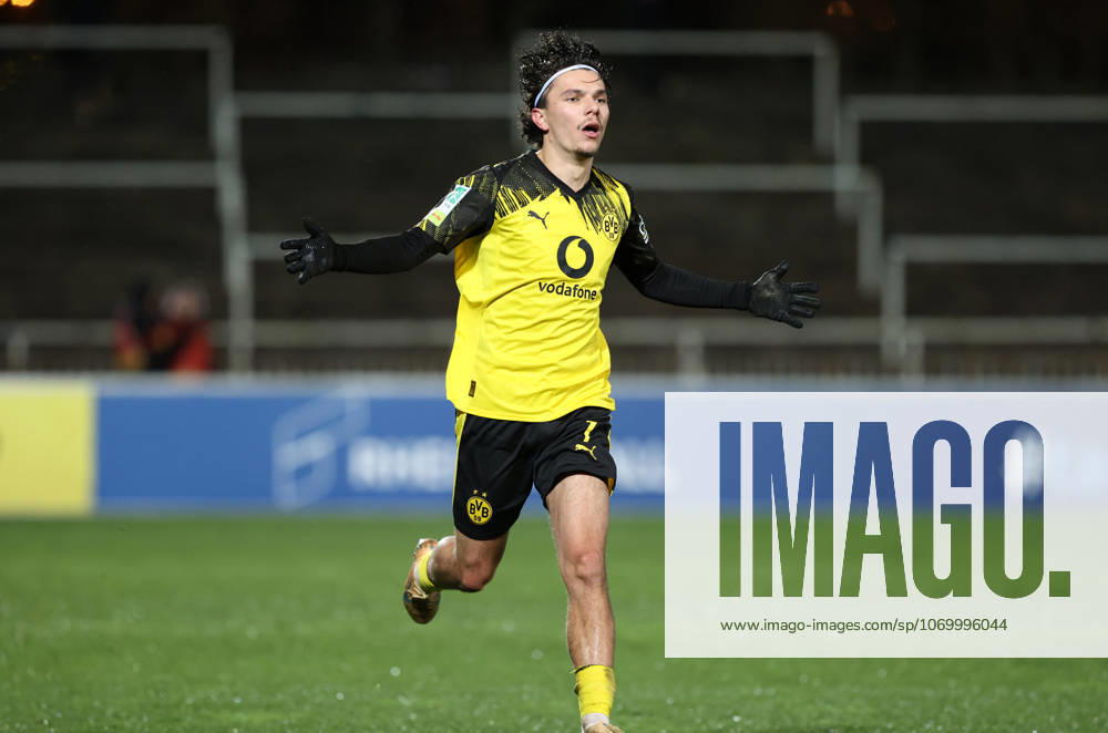 Samstag 06.12.2025, Saison 2025 26, Regionalliga West, 18. Spieltag im Stadion Rote Erde Dortmund, BVB Borussia Dortmund II - SC Paderborn U23, Dortmunder Torjubel zum 1:0: Babis Charalampos Drakas (BVB II)