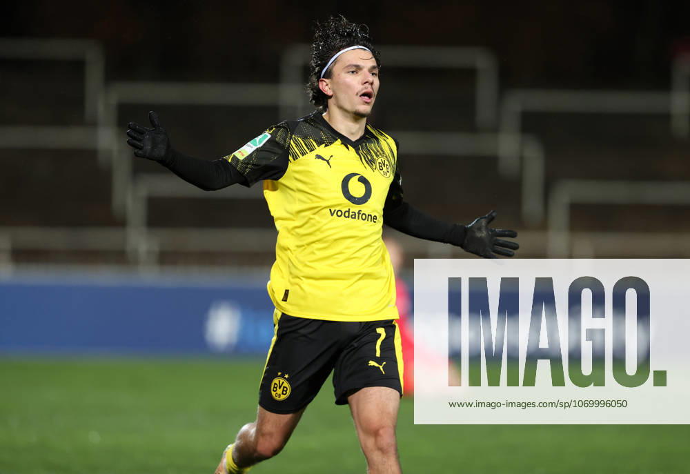 Samstag 06.12.2025, Saison 2025 26, Regionalliga West, 18. Spieltag im Stadion Rote Erde Dortmund, BVB Borussia Dortmund II - SC Paderborn U23, Dortmunder Torjubel zum 1:0: Babis Charalampos Drakas (BVB II)