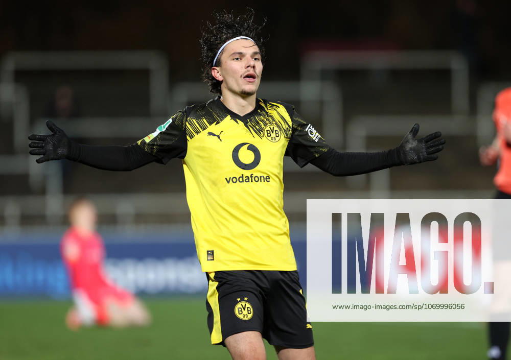 Samstag 06.12.2025, Saison 2025 26, Regionalliga West, 18. Spieltag im Stadion Rote Erde Dortmund, BVB Borussia Dortmund II - SC Paderborn U23, Dortmunder Torjubel zum 1:0: Babis Charalampos Drakas (BVB II)