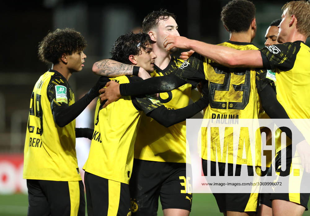 Samstag 06.12.2025, Saison 2025 26, Regionalliga West, 18. Spieltag im Stadion Rote Erde Dortmund, BVB Borussia Dortmund II - SC Paderborn U23, Dortmunder Torjubel zum 1:0: Mathis Albert (BVB II), Babis Charalampos Drakas (BVB II), Tony Reitz (BVB II), Jordi Leander Paulina (BVB II), Ben Vincent Hüning (BVB II), v.l.