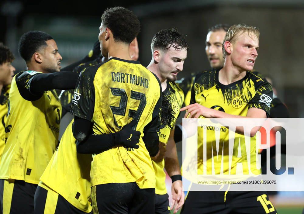 Samstag 06.12.2025, Saison 2025 26, Regionalliga West, 18. Spieltag im Stadion Rote Erde Dortmund, BVB Borussia Dortmund II - SC Paderborn U23, Dortmunder Torjubel zum 1:0: Almugera Raouf Mohammed Kabar (BVB II), Babis Charalampos Drakas (BVB II), Jordi Leander Paulina (BVB II), Tony Reitz (BVB II), Michael Eberwein (BVB II) und Ben Vincent Hüning (BVB II), v.l.