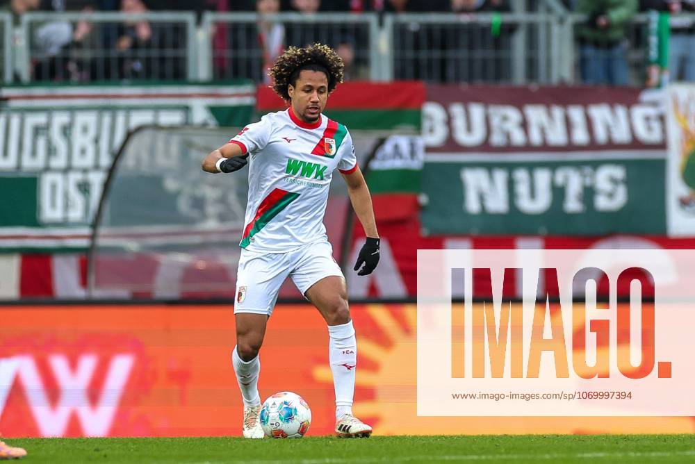 Han-Noah Massengo 4 (FC Augsburg), FC Augsburg vs. Bayer 04 Leverkusen, Fussball, 1. Bundesliga, 13. Spieltag, 06.12.2025 DFB regulations prohibit any use of photographs as image sequences and or quasi-video Augsburg Bayern Deutschland