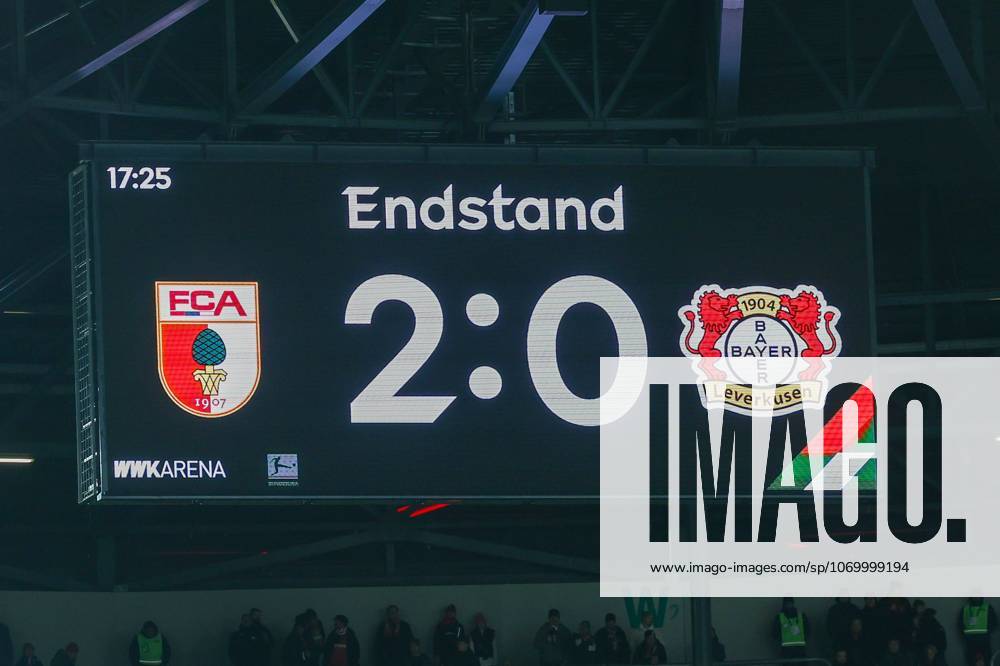 Endstand auf der Anzeigetafel 2:0, FC Augsburg vs. Bayer 04 Leverkusen, Fussball, 1. Bundesliga, 13. Spieltag, 06.12.2025 DFB regulations prohibit any use of photographs as image sequences and or quasi-video Augsburg Bayern Deutschland