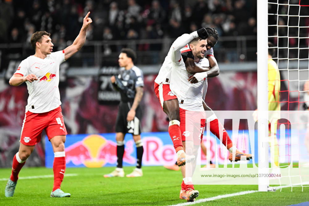 Fußball I Herren I Saison 2025-2026 I Bundesliga I 13. Spieltag I RB Leipzig - Eintracht Frankfurt I 06.12.2025 Torjubel Willi Orban (4, RB Leipzig) mit dem Fingerzeit nach oben, Christoph Baumgartner (14, RB Leipzig) nimmt Junior Castello Lukeba (23, RB Leipzig) Huckepack Leipzig Red Bull Arena Sachsen Deutschland