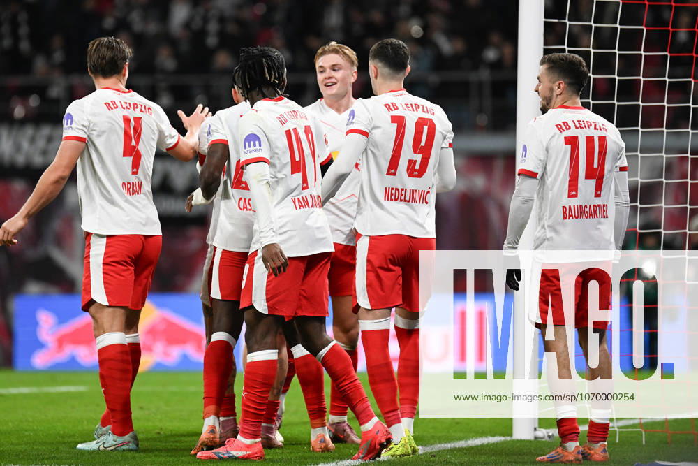 Fußball I Herren I Saison 2025-2026 I Bundesliga I 13. Spieltag I RB Leipzig - Eintracht Frankfurt I 06.12.2025 Torjubel Willi Orban (4, RB Leipzig), Yan Diomande (49, RB Leipzig), Conrad Harder Weibel Schandorff (11, RB Leipzig), Kosta Nedeljkovic (19, RB Leipzig) und Christoph Baumgartner (14, RB Leipzig) Leipzig Red Bull Arena Sachsen Deutschland