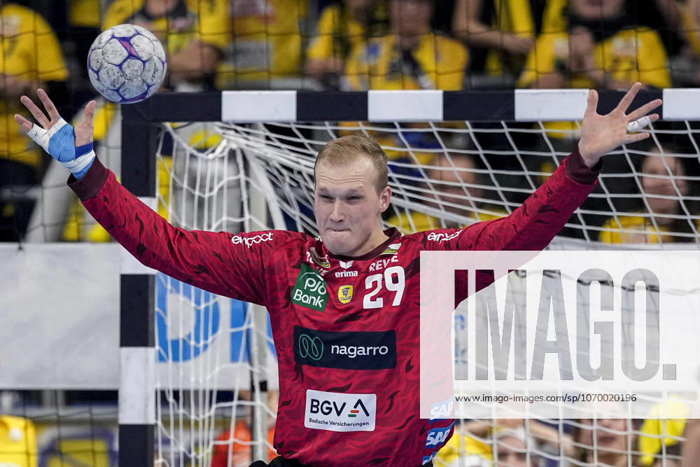 David Späth (Torwart, RNL, 29), Einzelbild, Einzelfoto, Aktion, Action, 06.12.2025, Mannheim (Deutschland), Handball, Bundesliga, Rhein-Neckar Löwen - HC Erlangen