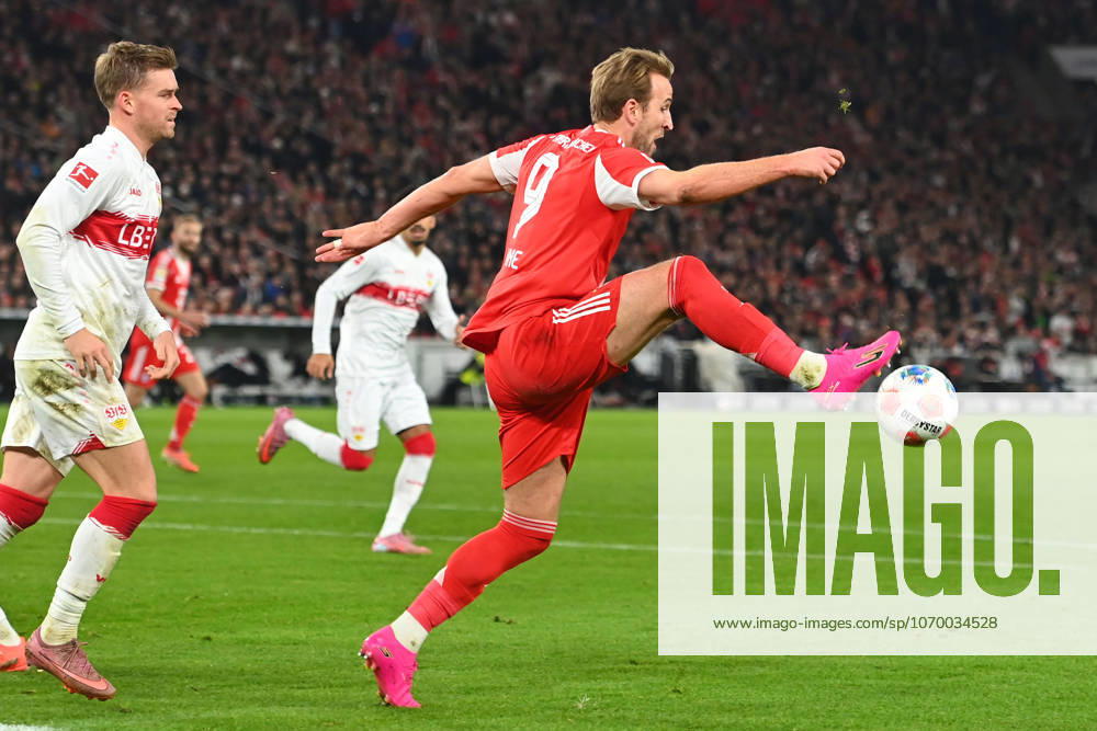 Harry KANE (Bayern Muenchen), Aktion,Zweikampf gegen Maximilian MITTELSTAEDT (VFB Stuttgart). Fussball 1. Bundesliga Saison 2025 2026, 13.Spieltag, Spieltag13 VfB Stuttgart - FC Bayern Muenchen 0-5 am 06.12.2025 MHP ARENA.