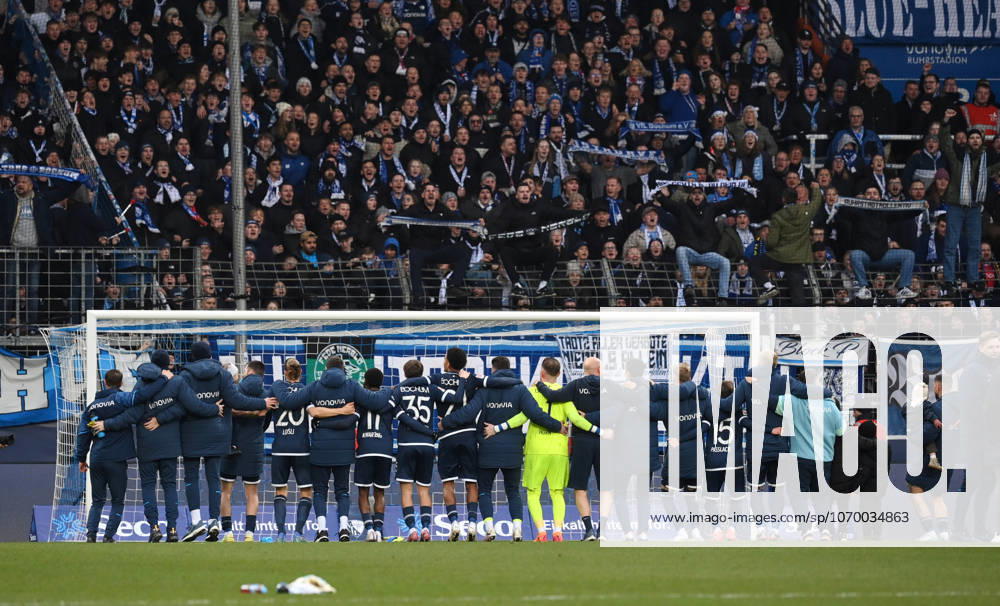 Bochums Spieler feiern mit Trainer Uwe Rösler (VfL Bochum) und den Fans den Sieg 06.12.2025, Fussball 2. Bundesliga, Saison 2025 2026, 15. Spieltag, VfL Bochum - Arminia Bielefeld 1:0 DFL regulations prohibit any use of photographs as image sequences and or quasi-video Bochum Vonovia Ruhrstadion Nordrhein Westfalen Deutschland