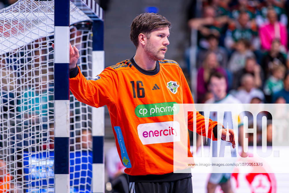 Simon Gade (TSV Hannover-Burgdorf, Nr. 16) (v.l.), TSV Hannover-Burgdorf (grün) gegen Füchse Berlin (weiß) am 15. Spieltag der Saison 2025 2026 in der DAIKIN Handball-Bundesliga (07.12.2025, ZAG Arena (Hannover, GER),