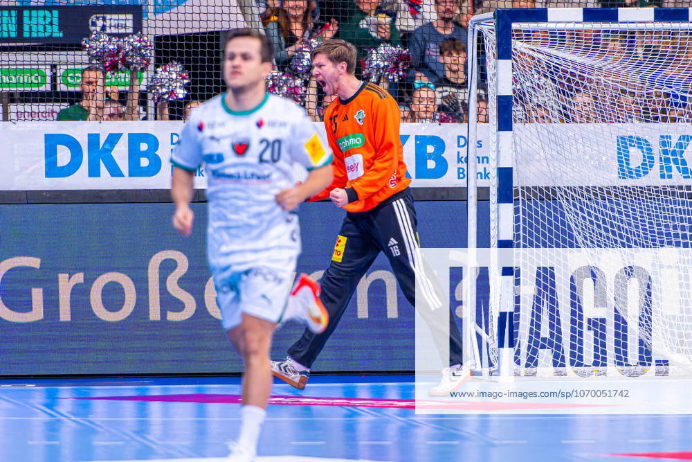 Simon Gade (TSV Hannover-Burgdorf, Nr. 16) (v.l.), TSV Hannover-Burgdorf (grün) gegen Füchse Berlin (weiß) am 15. Spieltag der Saison 2025 2026 in der DAIKIN Handball-Bundesliga (07.12.2025, ZAG Arena (Hannover, GER),