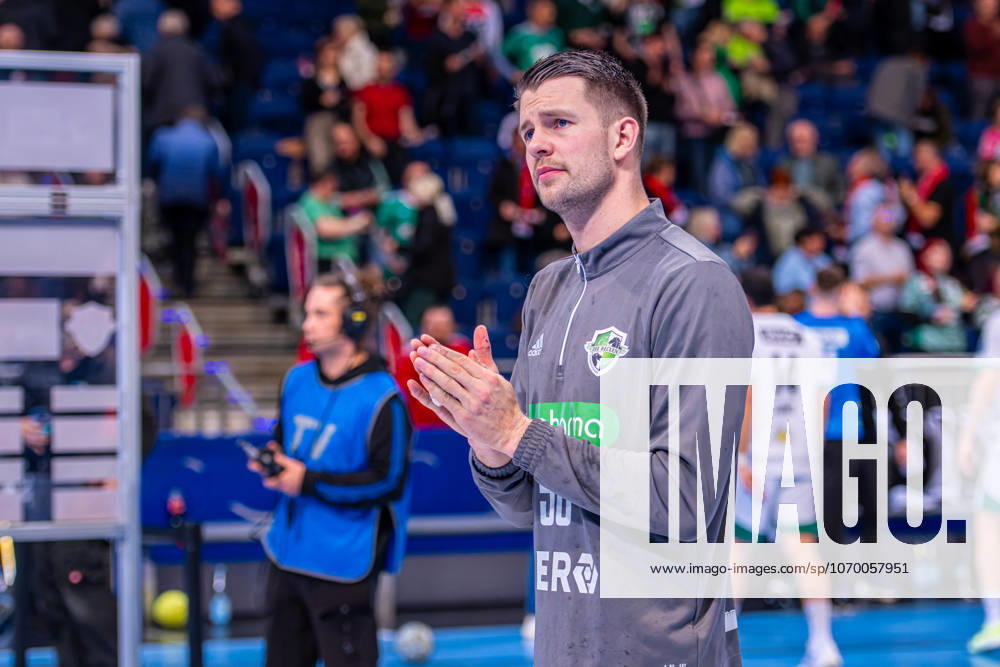Hannes Feise (TSV Hannover-Burgdorf, Nr. 56) (v.l.), TSV Hannover-Burgdorf (grün) gegen Füchse Berlin (weiß) am 15. Spieltag der Saison 2025 2026 in der DAIKIN Handball-Bundesliga (07.12.2025, ZAG Arena (Hannover, GER),