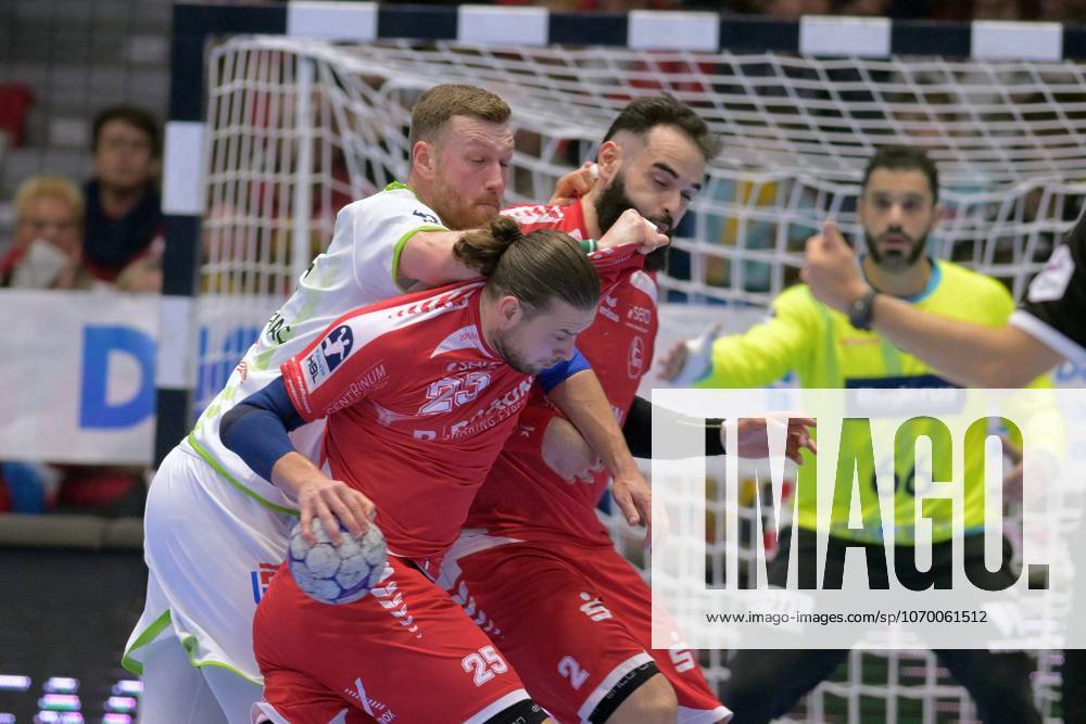 Olle Forsell Schefvert (MT Melsungen 25) (am Ball), Nikola Grahovac (HSG Wetzlar 2), Ruben Marchan (MT Melsungen 2) , GER, MT Melsungen - HSG Wetzlar, Handball, 1. Bundesliga, 15. Spieltag, Saison 2025 2026, 07.12.2025, GER, MT Melsungen - HSG Wetzlar, Handball, 1. Bundesliga, 15. Spieltag, Saison 2025 2026, 07.12.2025 Kassel