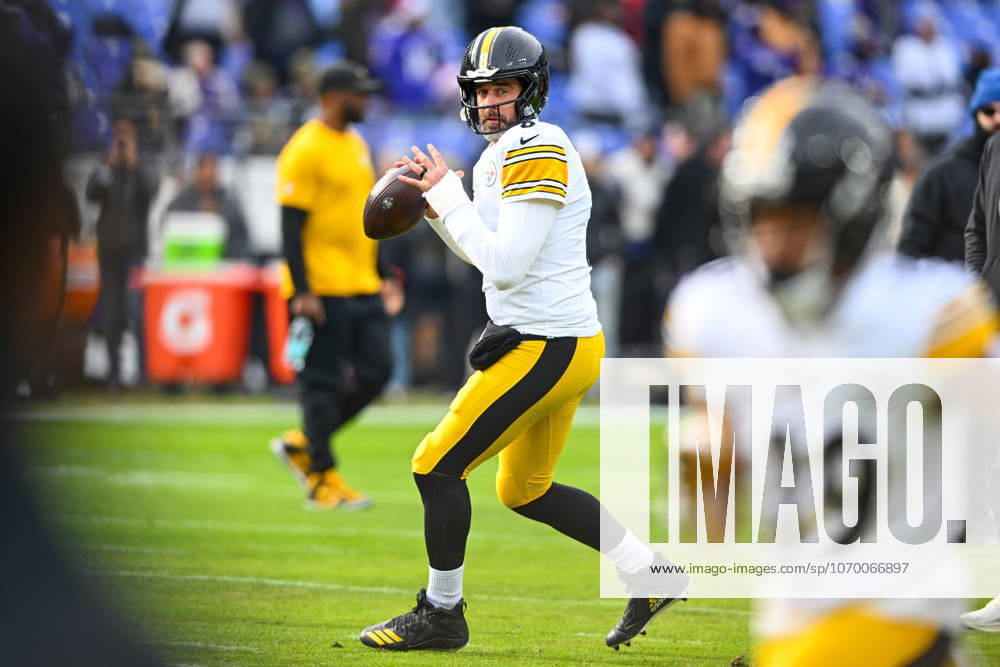 Pittsburgh Steelers quarterback Aaron Rodgers (8) participates in warmups before facing the Baltimore Ravens at M&T Bank Stadium in Baltimore, Maryland, on Sunday, December 7 2025. BAL20251207105 DAVIDxTULIS