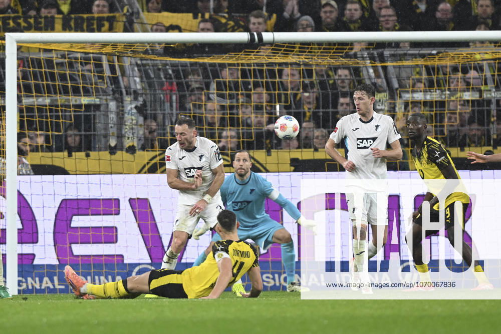 Nico Schlotterbeck (Dortmund 4) erzielt das Tor zum 2:0 07.12.2025 Fussball Borussia Dortmund vs TSG Hoffenheim, Signal Iduna Park, Dortmund, DFB DFL REGULATIONS PROHIBIT ANY USE OF PHOTOGRAPHS AS IMAGE SEQUENCES AND OR QUASI-VIDEO