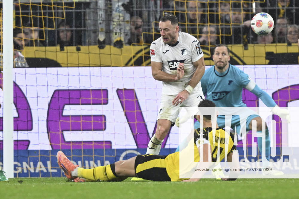 Nico Schlotterbeck (Dortmund 4) erzielt das Tor zum 2:0 07.12.2025 Fussball Borussia Dortmund vs TSG Hoffenheim, Signal Iduna Park, Dortmund, DFB DFL REGULATIONS PROHIBIT ANY USE OF PHOTOGRAPHS AS IMAGE SEQUENCES AND OR QUASI-VIDEO