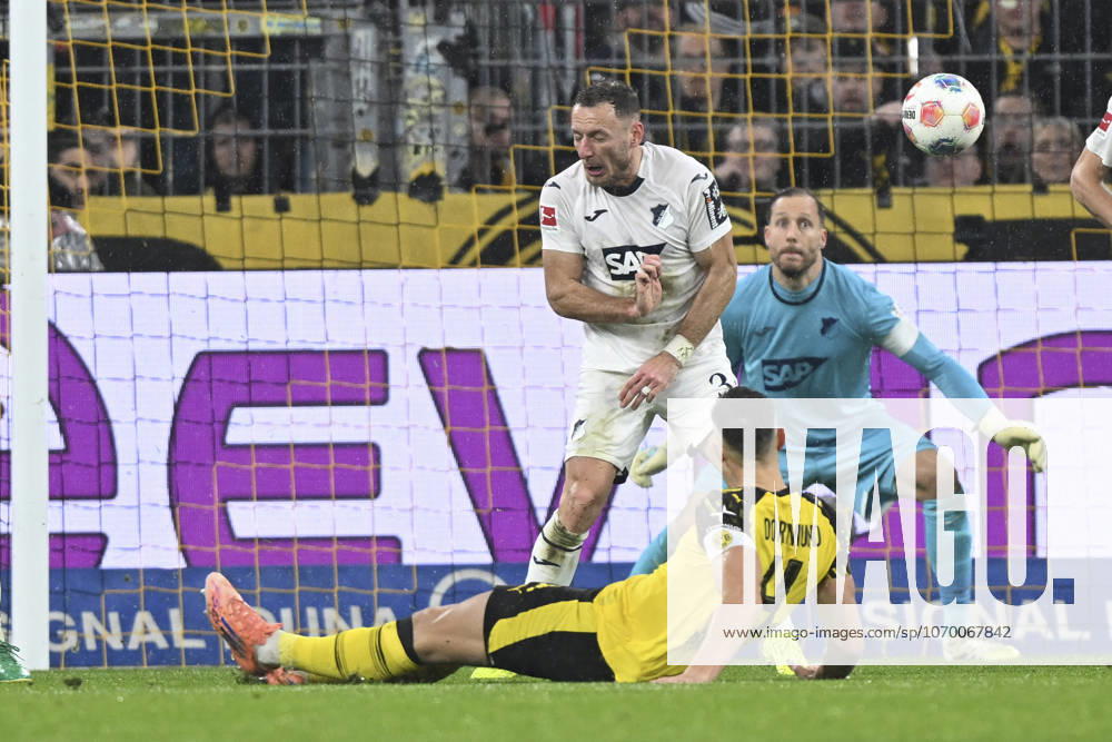 Nico Schlotterbeck (Dortmund 4) erzielt das Tor zum 2:0 07.12.2025 Fussball Borussia Dortmund vs TSG Hoffenheim, Signal Iduna Park, Dortmund, DFB DFL REGULATIONS PROHIBIT ANY USE OF PHOTOGRAPHS AS IMAGE SEQUENCES AND OR QUASI-VIDEO
