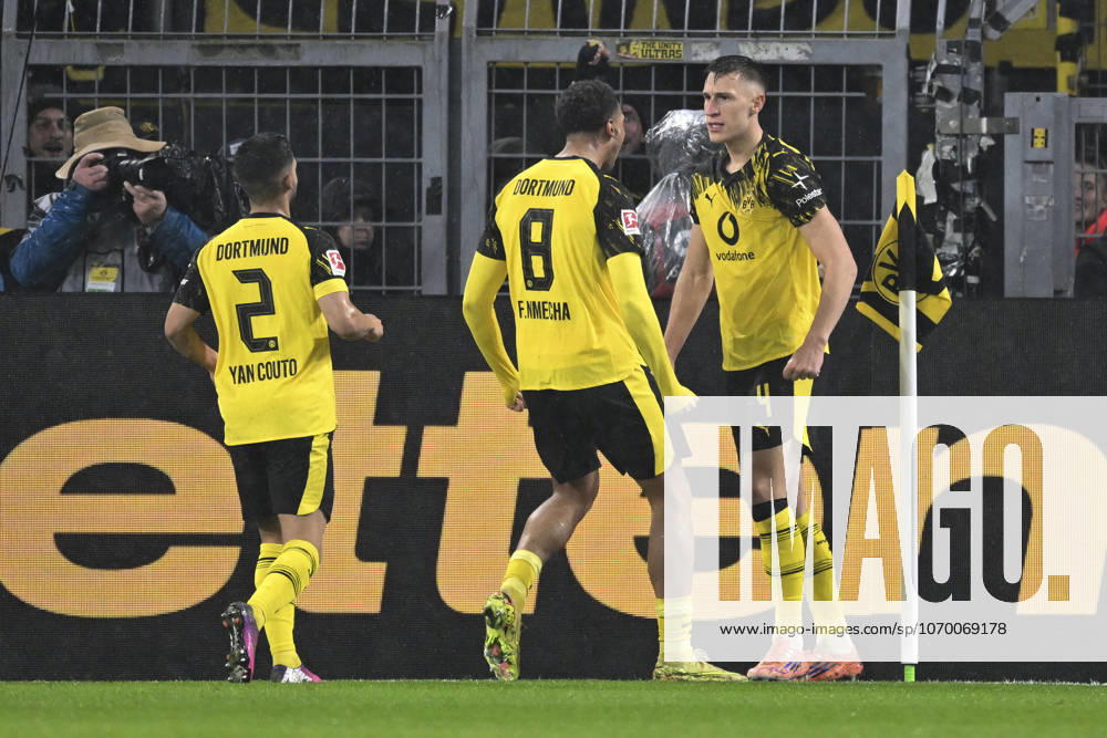 Nico Schlotterbeck (Dortmund 4) jubelt nach dem Tor zum 2:0 mit Felix Nmecha (Dortmund 8) Yan Couto (Dortmund 2) 07.12.2025 Fussball Borussia Dortmund vs TSG Hoffenheim, Signal Iduna Park, Dortmund, DFB DFL REGULATIONS PROHIBIT ANY USE OF PHOTOGRAPHS AS IMAGE SEQUENCES AND OR QUASI-VIDEO