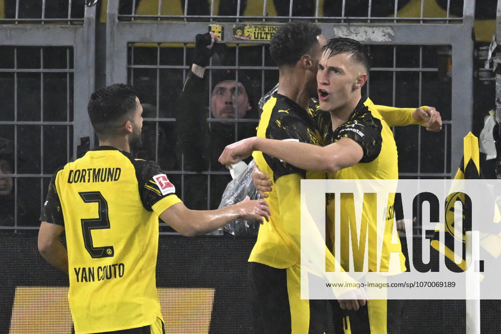 Nico Schlotterbeck (Dortmund 4) jubelt nach dem Tor zum 2:0 mit Felix Nmecha (Dortmund 8) Yan Couto (Dortmund 2) 07.12.2025 Fussball Borussia Dortmund vs TSG Hoffenheim, Signal Iduna Park, Dortmund, DFB DFL REGULATIONS PROHIBIT ANY USE OF PHOTOGRAPHS AS IMAGE SEQUENCES AND OR QUASI-VIDEO