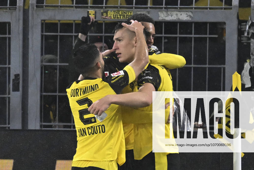 Nico Schlotterbeck (Dortmund 4) jubelt nach dem Tor zum 2:0 mit Felix Nmecha (Dortmund 8) Yan Couto (Dortmund 2) 07.12.2025 Fussball Borussia Dortmund vs TSG Hoffenheim, Signal Iduna Park, Dortmund, DFB DFL REGULATIONS PROHIBIT ANY USE OF PHOTOGRAPHS AS IMAGE SEQUENCES AND OR QUASI-VIDEO
