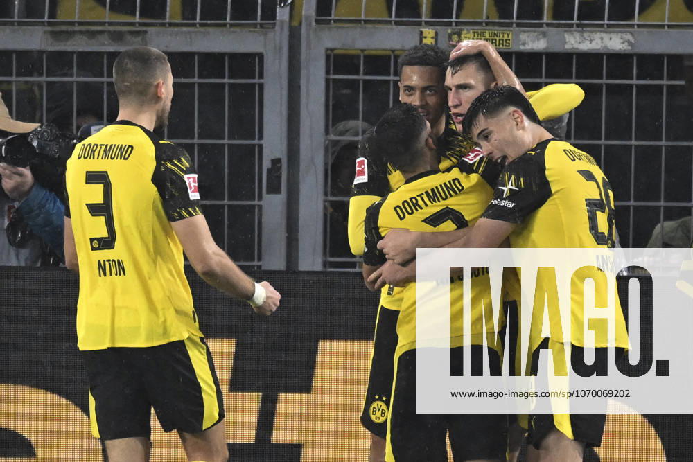 Nico Schlotterbeck (Dortmund 4) jubelt nach dem Tor zum 2:0 mi der Mannschaft 07.12.2025 Fussball Borussia Dortmund vs TSG Hoffenheim, Signal Iduna Park, Dortmund, DFB DFL REGULATIONS PROHIBIT ANY USE OF PHOTOGRAPHS AS IMAGE SEQUENCES AND OR QUASI-VIDEO