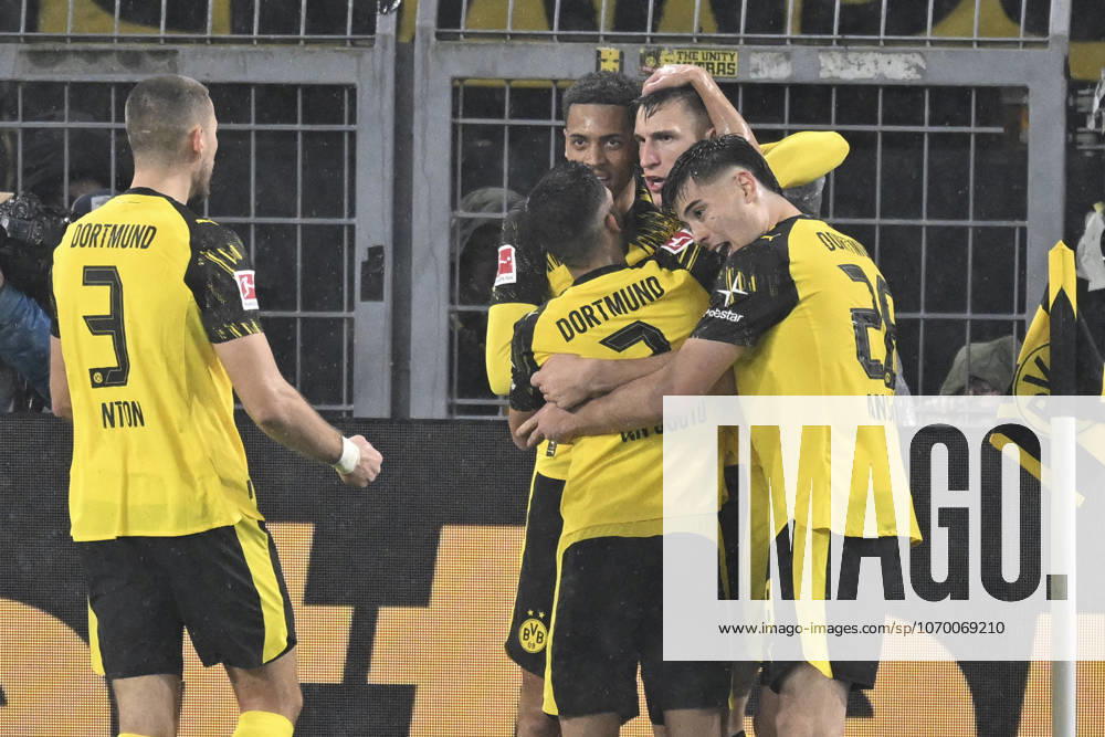 Nico Schlotterbeck (Dortmund 4) jubelt nach dem Tor zum 2:0 mi der Mannschaft 07.12.2025 Fussball Borussia Dortmund vs TSG Hoffenheim, Signal Iduna Park, Dortmund, DFB DFL REGULATIONS PROHIBIT ANY USE OF PHOTOGRAPHS AS IMAGE SEQUENCES AND OR QUASI-VIDEO