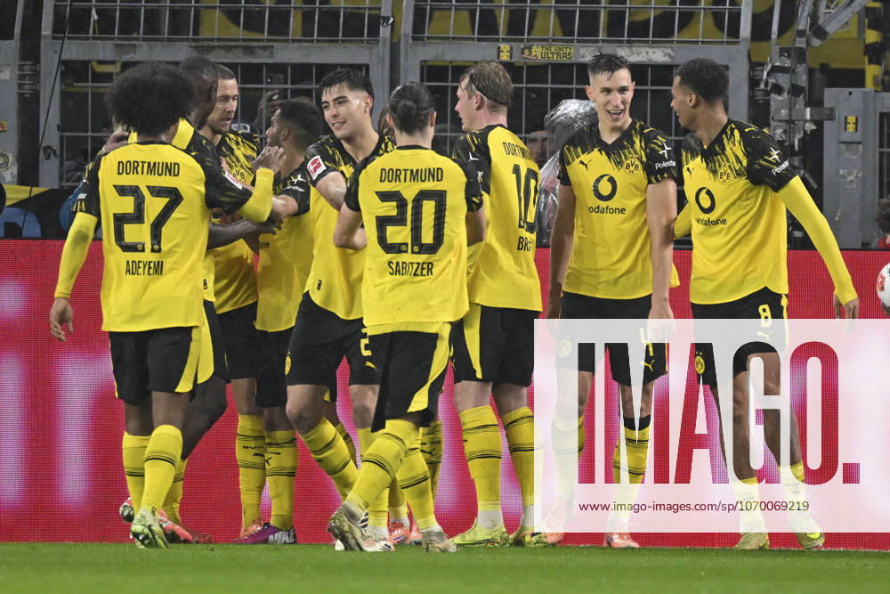 Nico Schlotterbeck (Dortmund 4) jubelt nach dem Tor zum 2:0 mi der Mannschaft 07.12.2025 Fussball Borussia Dortmund vs TSG Hoffenheim, Signal Iduna Park, Dortmund, DFB DFL REGULATIONS PROHIBIT ANY USE OF PHOTOGRAPHS AS IMAGE SEQUENCES AND OR QUASI-VIDEO