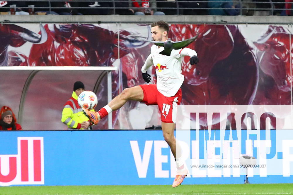 RB Leipzig - Frankfurt Bundesliga Leipzig, 06.12.2025, Red Bull Arena, Fußball, Männer, Saison 2025 2026, 1. Bundesliga, 13. Spieltag, RB Leipzig - Eintracht Frankfurt 6:0 (2:0) , Im Bild: Christoph Baumgartner (14, RB Leipzig) und eine Taube ,