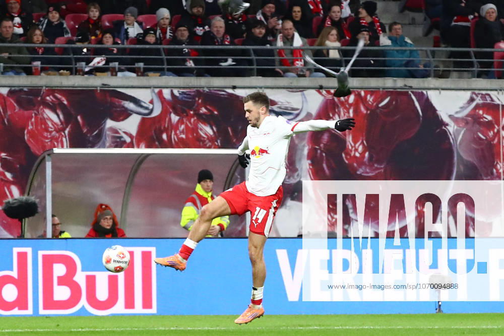 RB Leipzig - Frankfurt Bundesliga Leipzig, 06.12.2025, Red Bull Arena, Fußball, Männer, Saison 2025 2026, 1. Bundesliga, 13. Spieltag, RB Leipzig - Eintracht Frankfurt 6:0 (2:0) , Im Bild: Christoph Baumgartner (14, RB Leipzig) und eine Taube ,