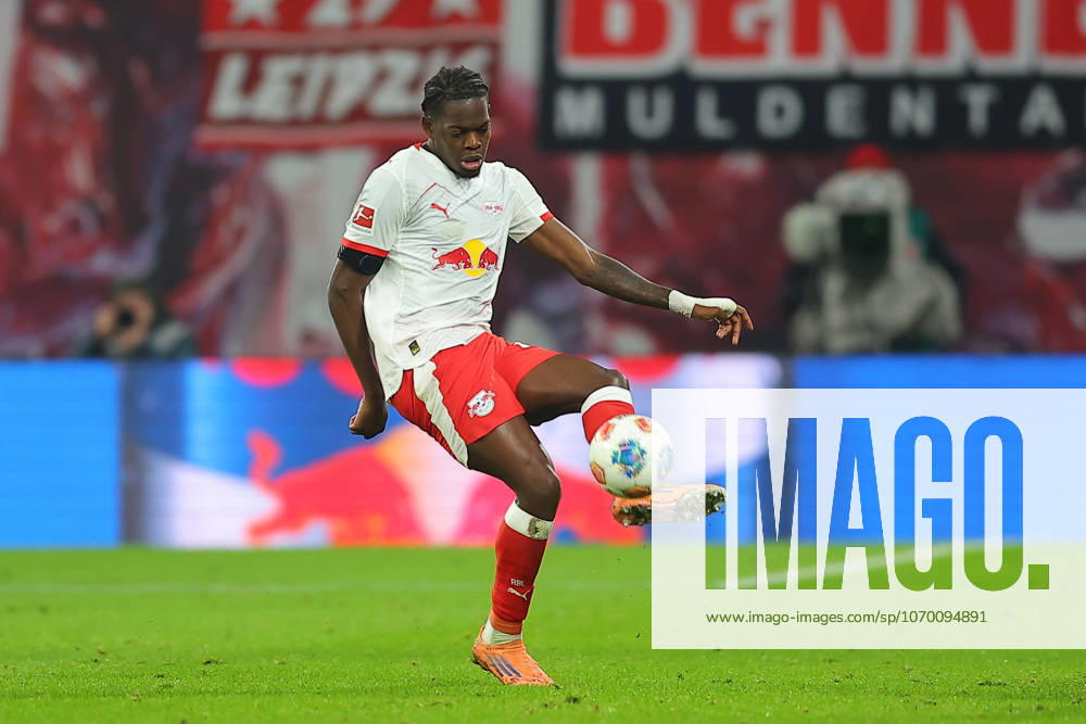 RB Leipzig - Frankfurt Bundesliga Leipzig, 06.12.2025, Red Bull Arena, Fußball, Männer, Saison 2025 2026, 1. Bundesliga, 13. Spieltag, RB Leipzig - Eintracht Frankfurt 6:0 (2:0) , Im Bild: Castello Lukeba (23, RB Leipzig) ,