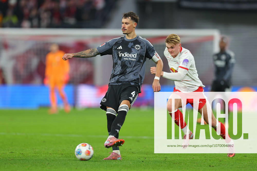 RB Leipzig - Frankfurt Bundesliga Leipzig, 06.12.2025, Red Bull Arena, Fußball, Männer, Saison 2025 2026, 1. Bundesliga, 13. Spieltag, RB Leipzig - Eintracht Frankfurt 6:0 (2:0) , Im Bild: Robin Koch (4, Frankfurt) und Conrad Harder (11, RB Leipzig) ,