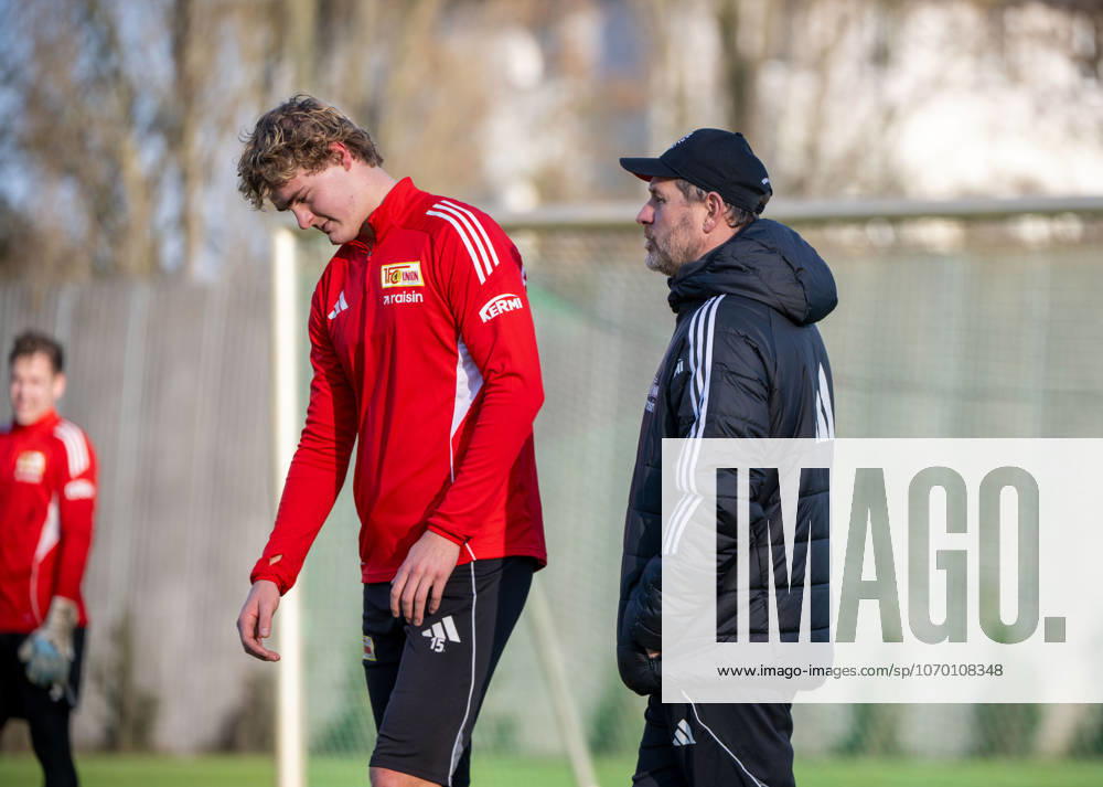 Fußball, Herren, Saison 2025 2026, 1. Bundesliga, 1. FC Union Berlin, Training, v. l. Tom Rothe (1. FC Union Berlin), Trainer Steffen Baumgart (1. FC Union Berlin), 08.12. 2025,