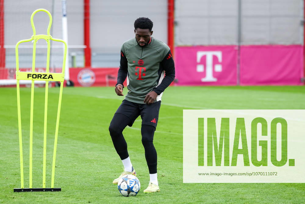 Alphonso Davies (FC Bayern Muenchen, 19) mit Ball, GER, Abschlusstraining, FC Bayern Muenchen, Fussball, UEFA Champions League, Liga-Phase, 6. Spieltag, Saison 2025 2026, 08.12.2025, GER, Abschlusstraining, FC Bayern Muenchen, Fussball, UEFA Champions League, Liga-Phase, 6. Spieltag, Saison 2025 2026, 08.12.2025 Muenchen