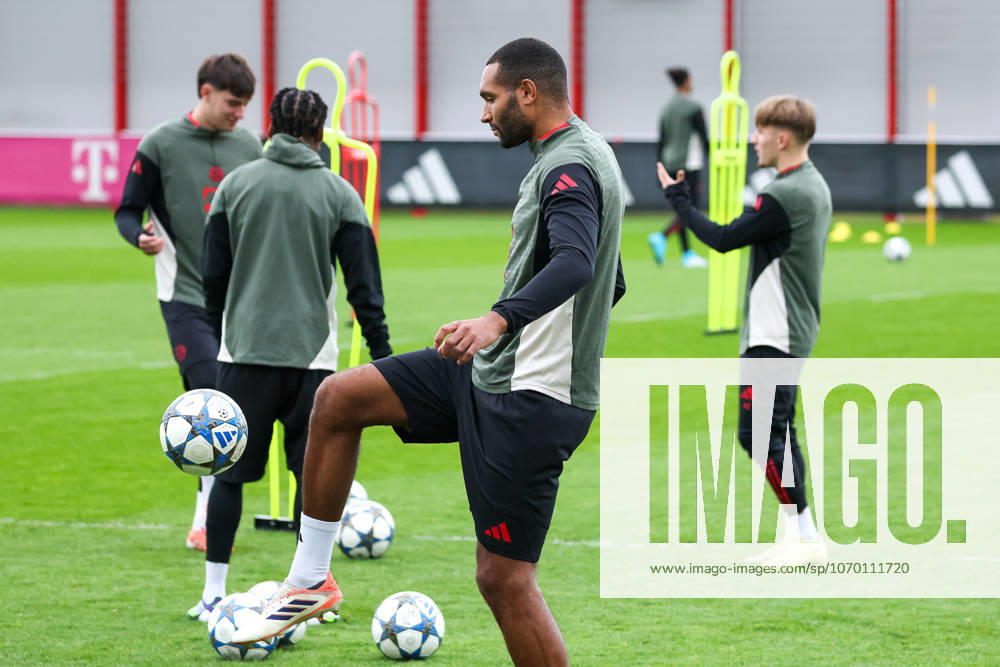 Jonathan Tah (FC Bayern Muenchen, 04) mit Ball, GER, Abschlusstraining, FC Bayern Muenchen, Fussball, UEFA Champions League, Liga-Phase, 6. Spieltag, Saison 2025 2026, 08.12.2025, GER, Abschlusstraining, FC Bayern Muenchen, Fussball, UEFA Champions League, Liga-Phase, 6. Spieltag, Saison 2025 2026, 08.12.2025 Muenchen