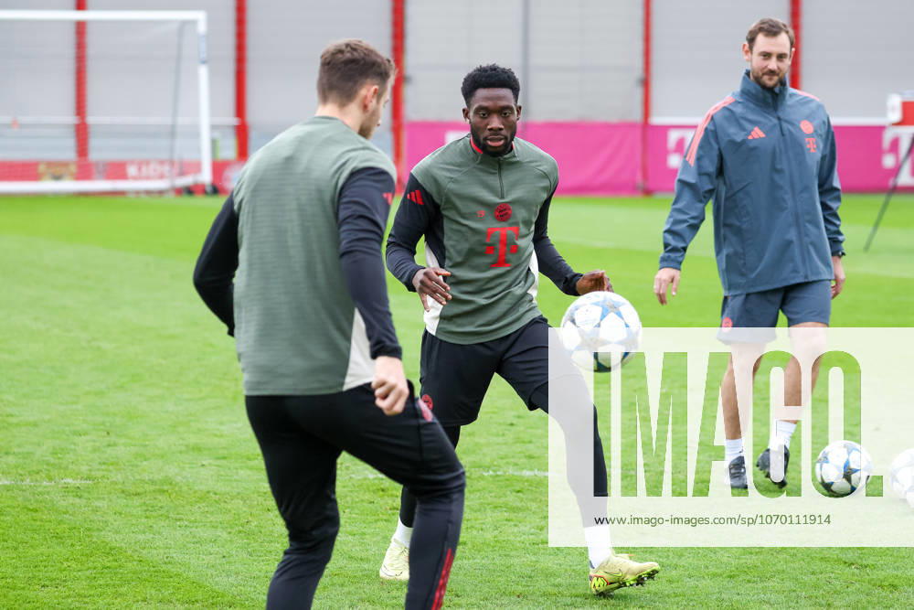 Alphonso Davies (FC Bayern Muenchen, 19) mit Ball mit Josip Stanisic (FC Bayern Muenchen, 44), GER, Abschlusstraining, FC Bayern Muenchen, Fussball, UEFA Champions League, Liga-Phase, 6. Spieltag, Saison 2025 2026, 08.12.2025, GER, Abschlusstraining, FC Bayern Muenchen, Fussball, UEFA Champions League, Liga-Phase, 6. Spieltag, Saison 2025 2026, 08.12.2025 Muenchen
