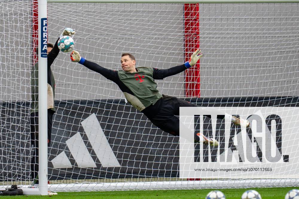 Torwartaktion von Manuel Neuer 1 (FC Bayern Muenchen), Abschlusstraining, FC Bayern Muenchen vs. Sporting Lissabon, Fussball, Champions League, 08.12.2025 Muenchen Bayern Deutschland