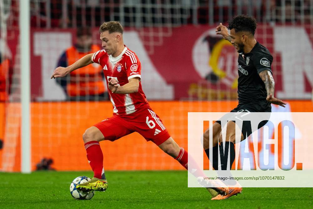 Im Zweikampf, Aktion, mit Joshua Kimmich 6 (FC Bayern Muenchen), Luis Suarez 97 (Sporting Lissabon), FC Bayern Muenchen vs. Sporting Lissabon, Fussball, Champions League, 6. Spieltag, 09.12.2025 Muenchen Bayern Deutschland