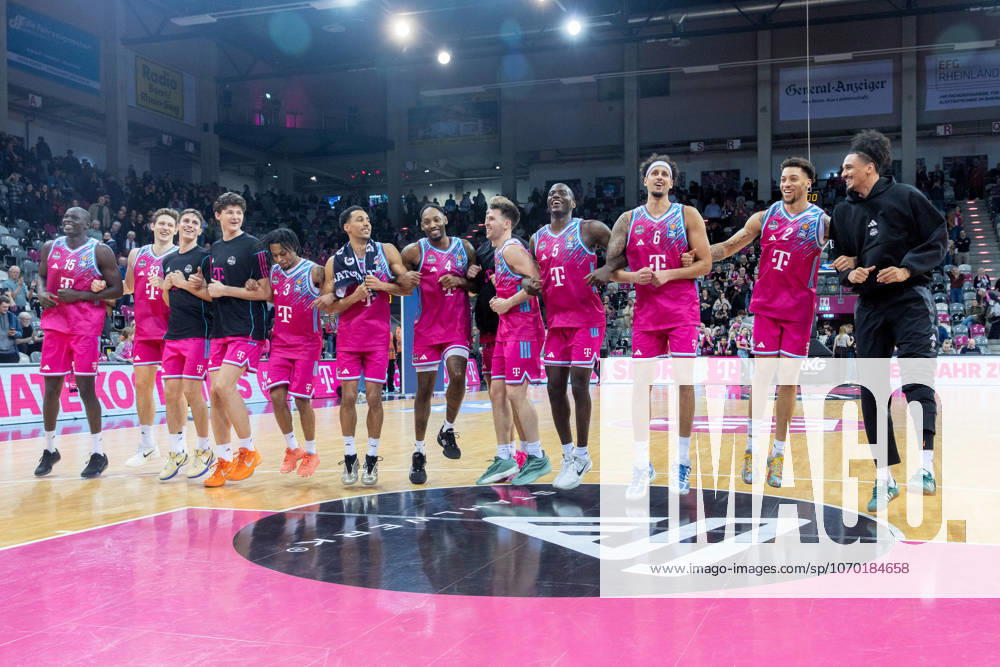 Die Mannschaft der Telekom Baskets Bonn feiert mit den Fans den Sieg gegen die Frankfurt Skyliners Telekom Baskets Bonn vs. Frankfurt Skyliners, Basketball, easy Credit BBL, 11. Spieltag, 2025 2026, 10.12.2025 Telekom Baskets Bonn vs. Frankfurt Skyliners, Basketball, easy Credit BBL, 11. Spieltag, 2025 2026, 10.12.2025 Bonn