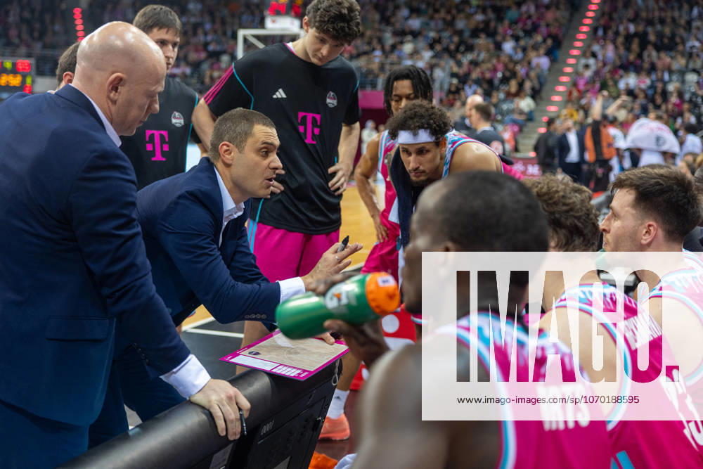 Marko Stankovic (Telekom Baskets Bonn, Headcoach) nimmt eine Auszeit Telekom Baskets Bonn vs. Frankfurt Skyliners, Basketball, easy Credit BBL, 11. Spieltag, 2025 2026, 10.12.2025 Telekom Baskets Bonn vs. Frankfurt Skyliners, Basketball, easy Credit BBL, 11. Spieltag, 2025 2026, 10.12.2025 Bonn