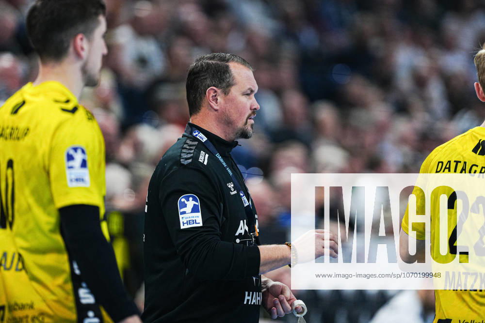 Mischa Kaufmann (TVB Stuttgart, Trainer) GER, THW Kiel vs. TVB Stuttgart, Handball, 1. Bundesliga, Spieltag 16, Saison 2025 2026, 10.12.2025 GER, THW Kiel vs. TVB Stuttgart, Handball, 1. Bundesliga, Spieltag 16, Saison 2025 2026, 10.12.2025 Kiel