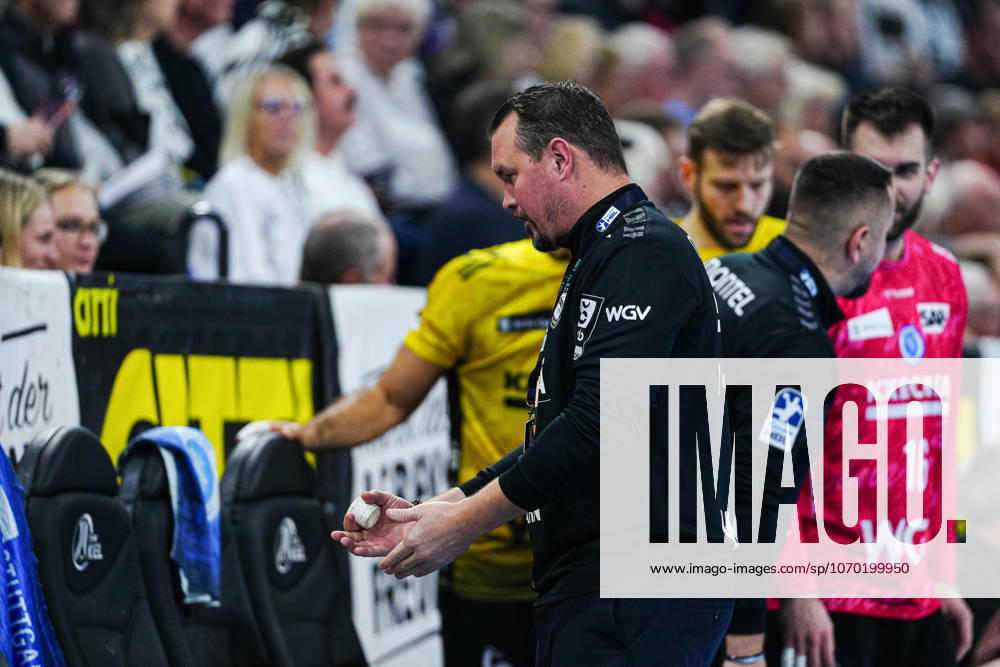 Mischa Kaufmann (TVB Stuttgart, Trainer) GER, THW Kiel vs. TVB Stuttgart, Handball, 1. Bundesliga, Spieltag 16, Saison 2025 2026, 10.12.2025 GER, THW Kiel vs. TVB Stuttgart, Handball, 1. Bundesliga, Spieltag 16, Saison 2025 2026, 10.12.2025 Kiel