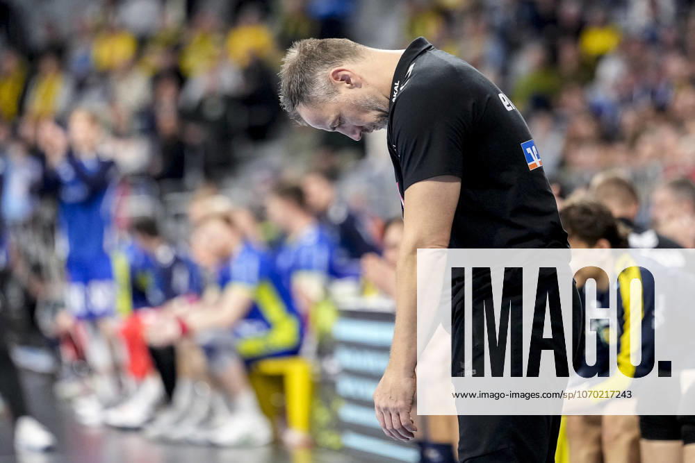 Maik Machulla (Trainer, Cheftrainer, RNL), Einzelbild, Einzelfoto, Aktion, Action, enttäuscht schauend, Enttäuschung, Frustration, disappointed, pessimistisch, 11.12.2025, Mannheim (Deutschland), Handball, Bundesliga, Rhein-Neckar Löwen - VfL Gummersbach